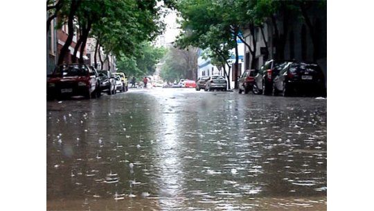 Caos en el tránsito con calles inundadas y semáforos rotos