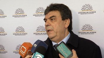 Interior quiere prohibir que los policías lleven su arma cuando trabajan de forma privada