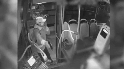 asalto un omnibus y la policia lo detuvo a media cuadra de la rapina