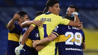 El plantel de Boca celebra el pase a cuartos de final