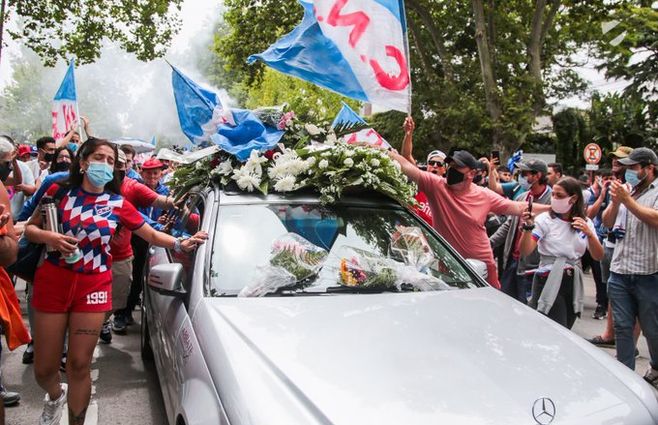 La multitud despidiendo a Santiago García frente a la sede de Nacional