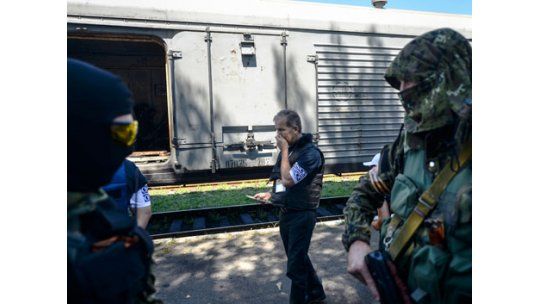 Rebeldes entregan a Malasia las cajas negras del avión derribado