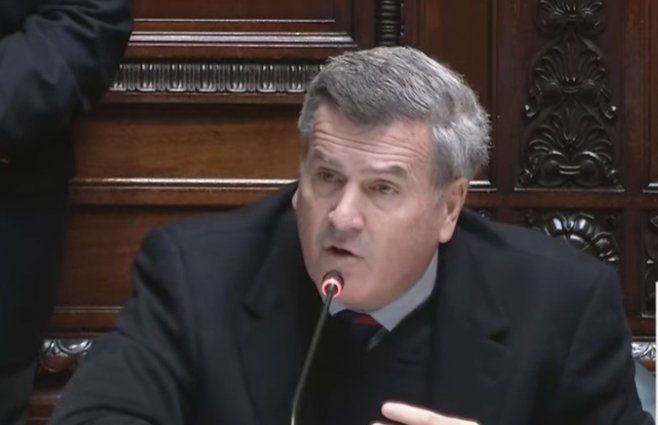 Pedro Bordaberry despide a Luis Alberto Heber en el Senado.&nbsp;