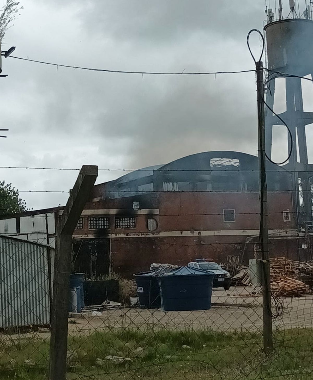 Foto: Subrayado. Sobre las 10:30 horas el fuego se encontraba controlado. Foto: Subrayado. Sobre las 10:30 horas el fuego se encontraba controlado.