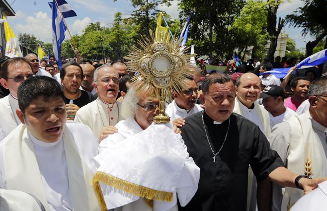 obispos nicaragua en masaya apoyan a la población AFP.jpg
