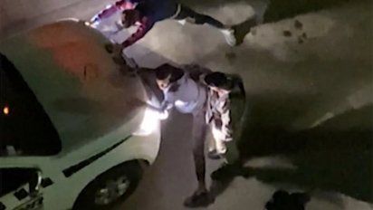 condenan a tres policias por obligar a un joven a borrar imagenes de su celular