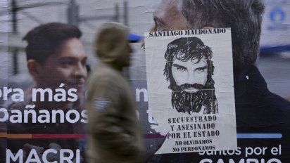 Los carteles de la fórmula Macri-Pichetto tapados por nuevos afiches del Caso Maldonado.&nbsp;