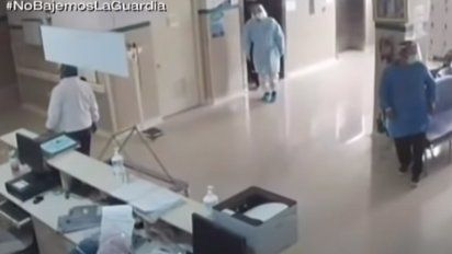 peru: policia se vistio de medico para ver a su padre con covid y asi se entero que habia fallecido