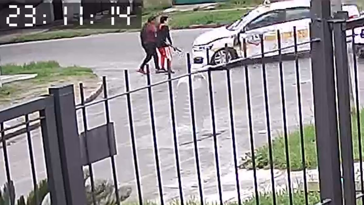 Una madre y su hijo politraumatizados tras ser embestidos por un taxi que había chocado con una camioneta