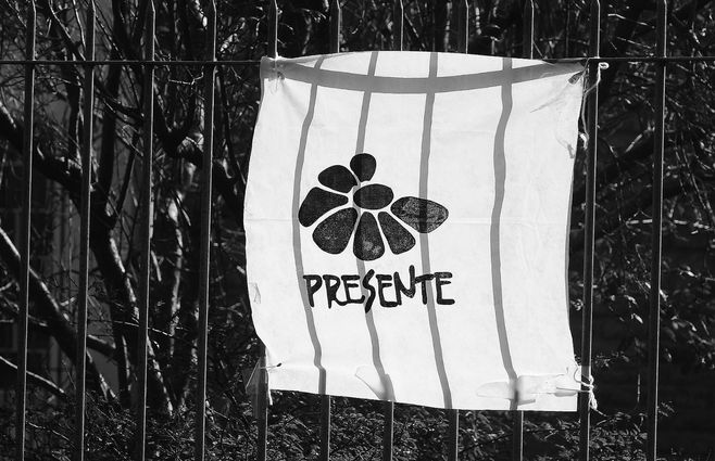 desaparecidos-reja-bandera-mayo-2020.jpg