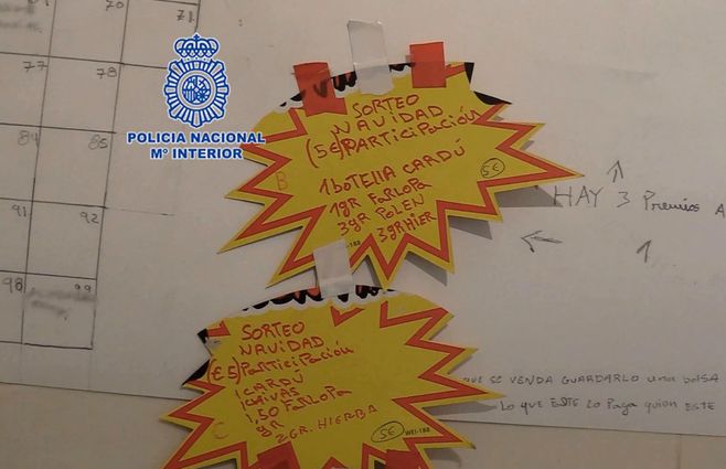 Dos pegatinas amarillas anuncian los sorteos de dos narcocestas en un local de venta de droga en Murcia