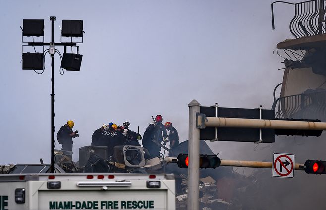 escombros-bomberos-edificio-miami-afp.jpg