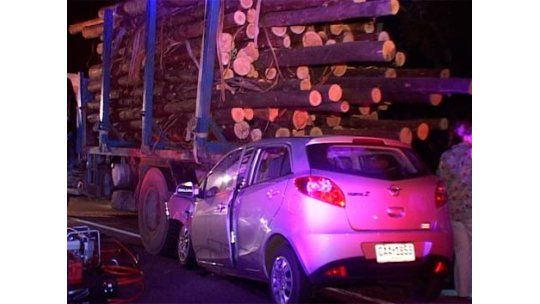Accidente fatal: auto chocó contra camión que transportaba madera