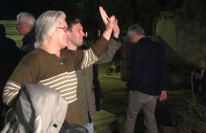Foto: captura Subrayado. Mary Zabalkin, viuda de Roslik, y su hijo Valery, al finalizar la audiencia.&nbsp;
