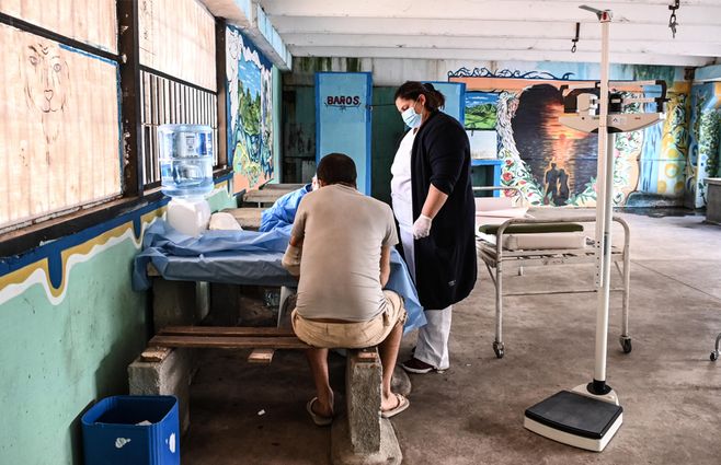 Médicos de ASSE atienden a reclusos de la cárcel de Santiago Vázquez. Foto: Comunicación del Ministerio del Interior.