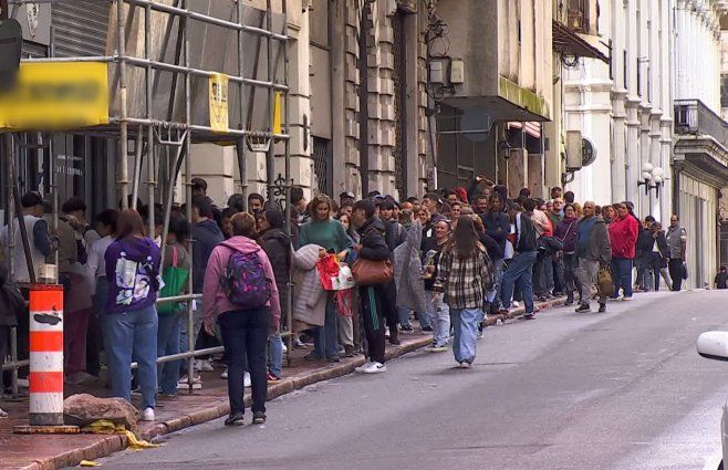 Foto: Subrayado. Fila de este domingo en la sede de Corte Electoral, en Ciudad Vieja.