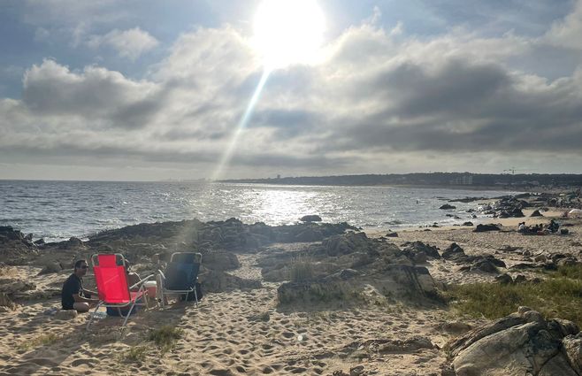 playa-verano-nublado-