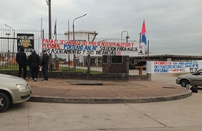 Sindicato de Ancap ocupa la planta de La Tablada. Foto: Beatriz Martínez, Subrayado.