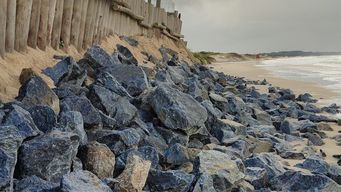 vecinos de costa azul ante la justicia reclaman medidas cautelares por colocacion de piedras en la playa