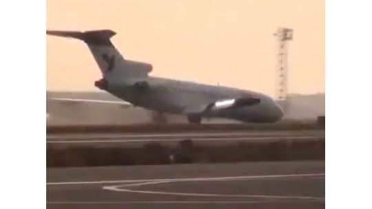 Piloto héroe al aterrizar avión sin ruedas delanteras