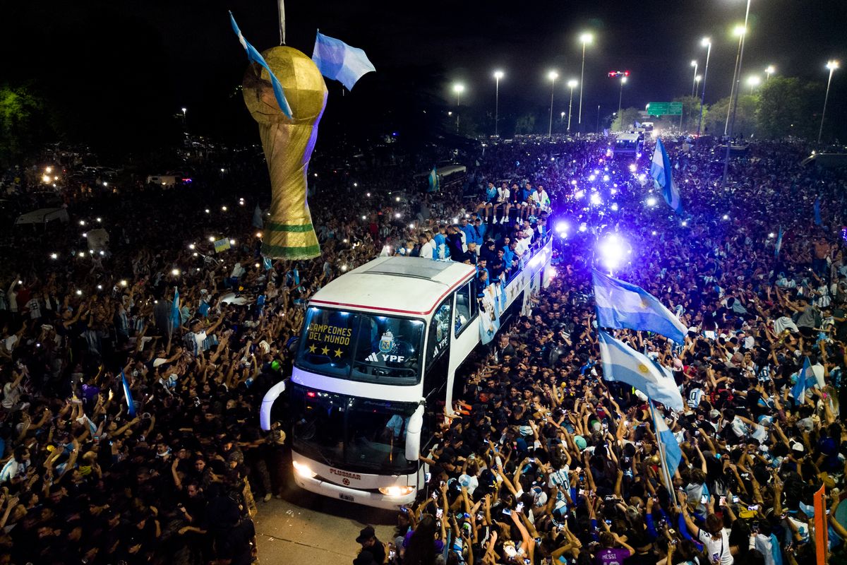 En un ambiente de euforia masiva, millones de personas acompañan a lo largo de las autopistas y calles de Buenos Aires el recorrido de Lionel Messi y su selección&nbsp;