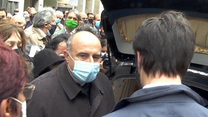 Daniel Sturla frente al féretro de Larrañaga, en la plaza Matriz.