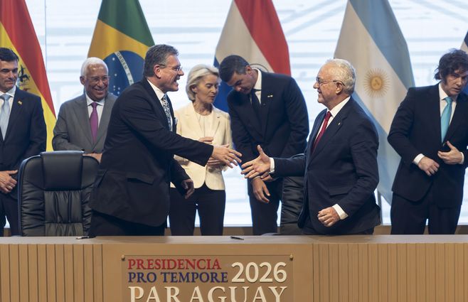 Lubetkim-saludo-tras-firma-acuerdo-Mercosur-UE-foto-Presidencia