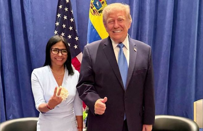 La foto de Delcy Rodríguez con Donald Trump, en la reunión del martes en Nueva York. Foto: AFP