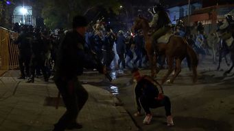Corridas y avalanchas en el ingreso de hinchas de Boca al Gran Parque Central para el partido con Nacional.&nbsp;