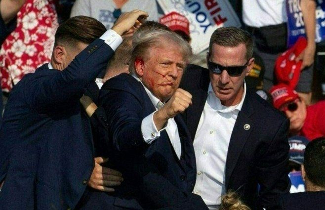 Donald Trump tras ser herido en una oreja. AFP