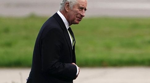 Carlos III momentos antes de viajar a Londres. AFP (viernes 9 de setiembre).