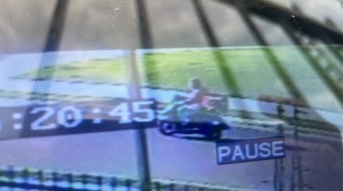 Un repartidor de 55 años está grave tras ser baleado en el abdomen por dos delincuentes que le robaron la moto