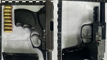 Fotos cedidas a Subrayado. Arma de fuego y réplica de pistola incautada a delincuentes.