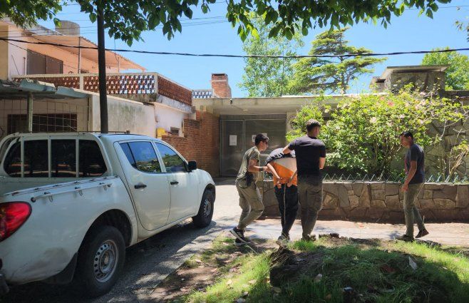 Foto: Eduardo Castro, periodista de Subrayado. Llegada del detenido al juzgado de Atlántida, previo a su imputación.