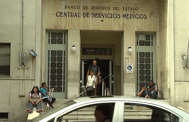 bancos-de-seguro-fachada-puerta-entrada.jpg