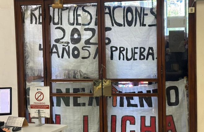 Paro y movilización de ADEOM en el Ministerio de Trabajo. Foto: carteles en la puerta del Ministerio (foto&nbsp; de Martín Abreu, Subrayado).