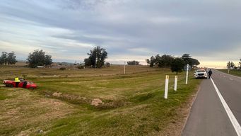 murio una mujer de 80 anos luego de despistar y chocar el auto que conducia contra un canalon en ruta 8