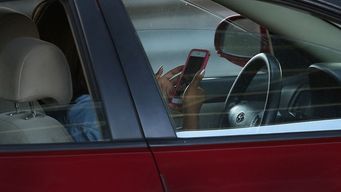 usar el celular o manipular la radio o el aire acondicionado: colegio medico advierte por distractores al volante
