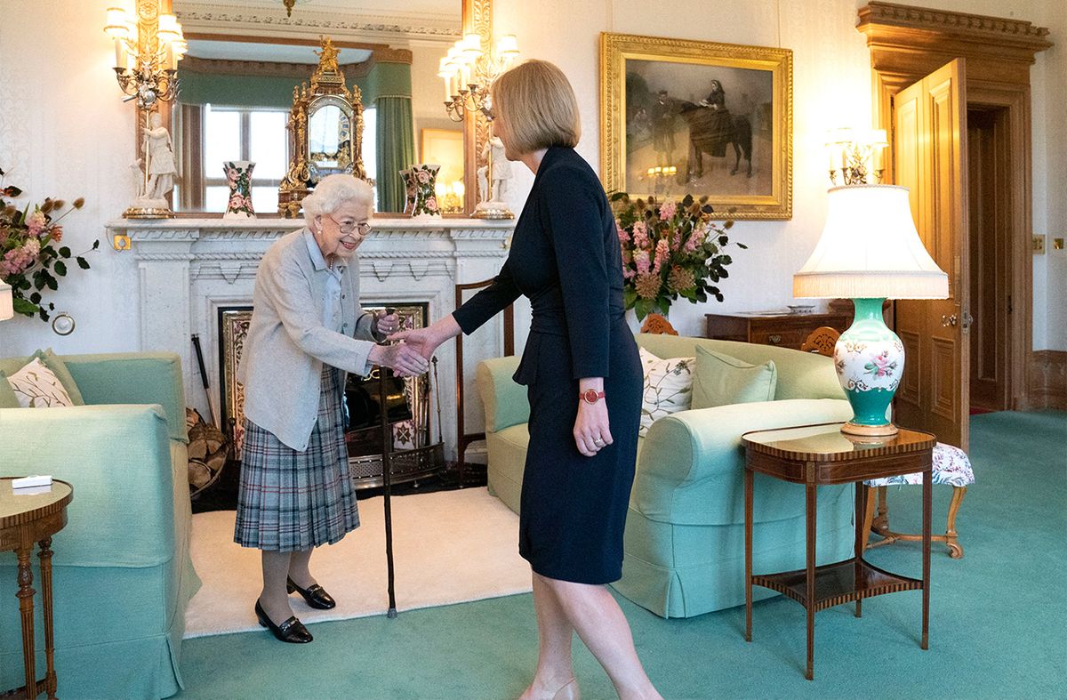 En esta foto de archivo tomada el 6 de septiembre de 2022, la reina Isabel II de Gran Bretaña y la nueva líder del Partido Conservador y la primera ministra electa de Gran Bretaña, Liz Truss, se reúnen en el castillo de Balmoral en Ballater, Escocia, donde la reina invitó a Truss a formar gobierno. Foto: AFP
