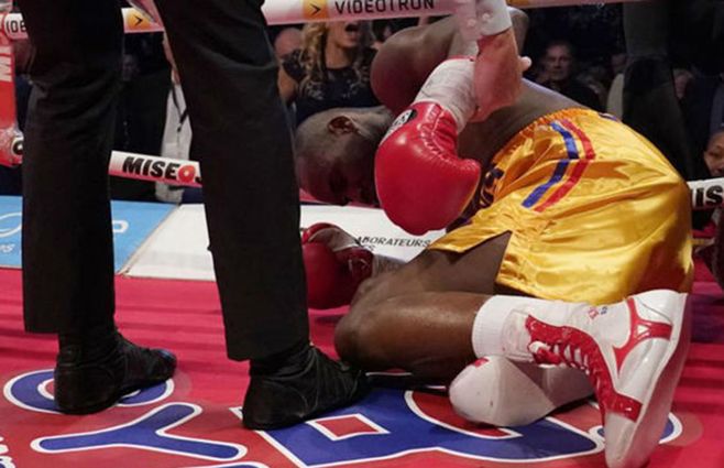 Superman recibió una andanada de golpes sin poder defenderse. Era el campeón semipesado desde 2013