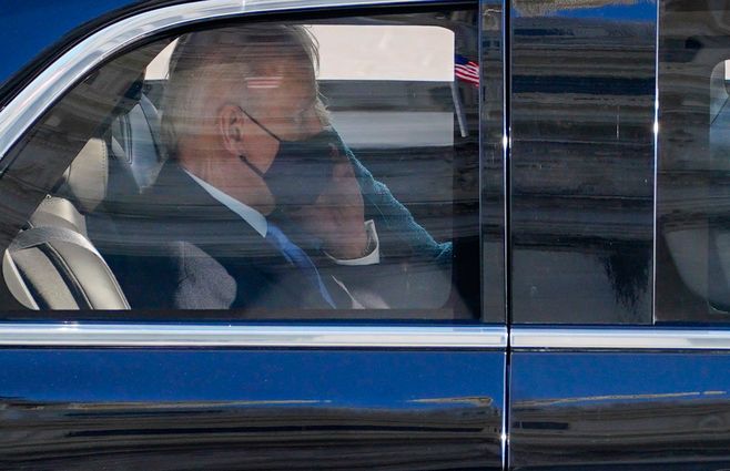 Joe Biden, de tapabocas en el auto oficial. AFP.