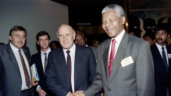 El 16 de mayo de 1992, el vicepresidente del ANC, Nelson Mandela (derecha), saluda al presidente de Sudáfrica, FW De Klerk (centro). Observa la escena el ministro de Relaciones Exteriores, Pik Botha.  Están en la Convención por una Sudáfrica democrática. (CODESA) en Johannesburgo.