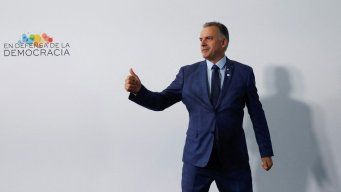 Orsi saluda al ingresar a la cumbre de presidentes en defensa de la democracia. Foto: AFP