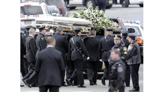 Despiden restos de Whitney Houston con aplausos y cantos gospel