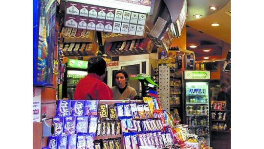 Comercios tendrán que esconder cajas y publicidad de cigarrillos