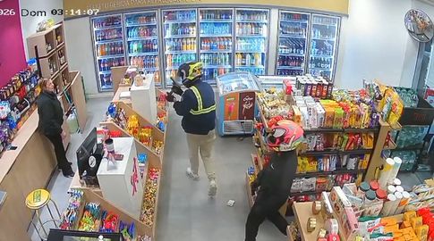 Delincuentes balearon a pistero luego de robar dinero y golosinas en estación de servicio del Cerro