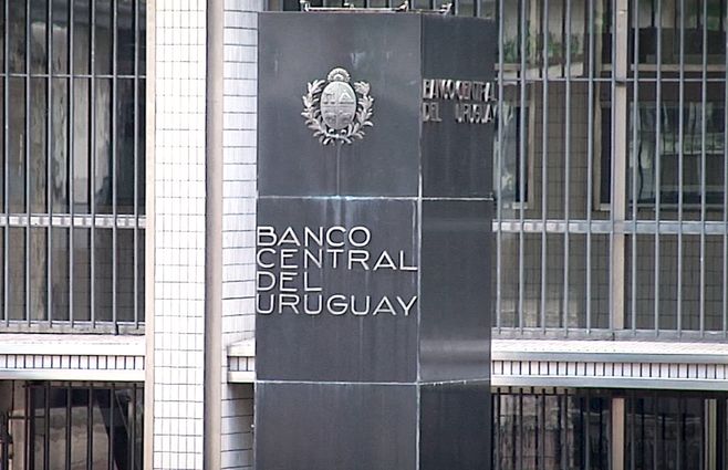 BCU quiere que bancos adviertan a los ahorristas en dólares que asumen un riesgo