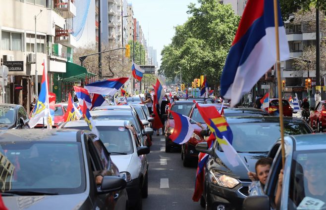Foto: FocoUy. Caravana del Frente Amplio, cerca del Obelisco en Montevideo.