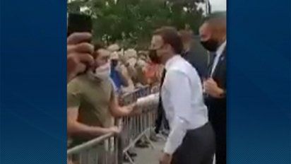 un hombre abofetea a presidente frances durante visita al sureste del pais