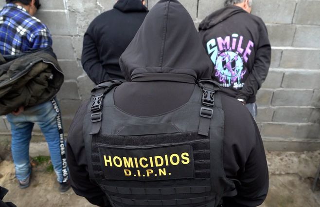 Ocho detenidos en allanamientos para aclarar el quíntuple homicidio en El Monarca